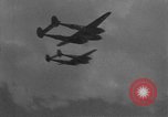 Standbild US Army Air Forces P-38 Flugzeuge auf die Bombardierung Mission Sizilien Italien, 1943, aus Sekunde 5 historischem Filmmaterial Videoclip 65675069415