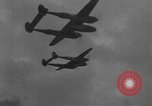 Standbild US Army Air Forces P-38 Flugzeuge auf die Bombardierung Mission Sizilien Italien, 1943, aus Sekunde 6 historischem Filmmaterial Videoclip 65675069415
