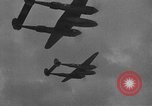 Standbild US Army Air Forces P-38 Flugzeuge auf die Bombardierung Mission Sizilien Italien, 1943, aus Sekunde 7 historischem Filmmaterial Videoclip 65675069415