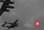 Standbild US Army Air Forces P-38 Flugzeuge auf die Bombardierung Mission Sizilien Italien, 1943, aus Sekunde 8 historischem Filmmaterial Videoclip 65675069415