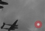 Standbild US Army Air Forces P-38 Flugzeuge auf die Bombardierung Mission Sizilien Italien, 1943, aus Sekunde 9 historischem Filmmaterial Videoclip 65675069415