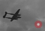 Standbild US Army Air Forces P-38 Flugzeuge auf die Bombardierung Mission Sizilien Italien, 1943, aus Sekunde 10 historischem Filmmaterial Videoclip 65675069415