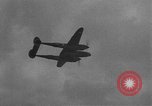 Standbild US Army Air Forces P-38 Flugzeuge auf die Bombardierung Mission Sizilien Italien, 1943, aus Sekunde 11 historischem Filmmaterial Videoclip 65675069415
