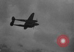 Standbild US Army Air Forces P-38 Flugzeuge auf die Bombardierung Mission Sizilien Italien, 1943, aus Sekunde 12 historischem Filmmaterial Videoclip 65675069415