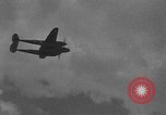 Standbild US Army Air Forces P-38 Flugzeuge auf die Bombardierung Mission Sizilien Italien, 1943, aus Sekunde 13 historischem Filmmaterial Videoclip 65675069415