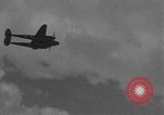 Standbild US Army Air Forces P-38 Flugzeuge auf die Bombardierung Mission Sizilien Italien, 1943, aus Sekunde 14 historischem Filmmaterial Videoclip 65675069415