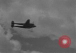 Standbild US Army Air Forces P-38 Flugzeuge auf die Bombardierung Mission Sizilien Italien, 1943, aus Sekunde 15 historischem Filmmaterial Videoclip 65675069415