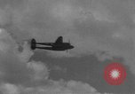 Standbild US Army Air Forces P-38 Flugzeuge auf die Bombardierung Mission Sizilien Italien, 1943, aus Sekunde 16 historischem Filmmaterial Videoclip 65675069415