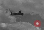 Standbild US Army Air Forces P-38 Flugzeuge auf die Bombardierung Mission Sizilien Italien, 1943, aus Sekunde 17 historischem Filmmaterial Videoclip 65675069415