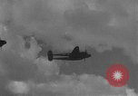 Standbild US Army Air Forces P-38 Flugzeuge auf die Bombardierung Mission Sizilien Italien, 1943, aus Sekunde 19 historischem Filmmaterial Videoclip 65675069415