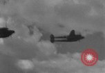 Standbild US Army Air Forces P-38 Flugzeuge auf die Bombardierung Mission Sizilien Italien, 1943, aus Sekunde 20 historischem Filmmaterial Videoclip 65675069415