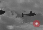Standbild US Army Air Forces P-38 Flugzeuge auf die Bombardierung Mission Sizilien Italien, 1943, aus Sekunde 21 historischem Filmmaterial Videoclip 65675069415
