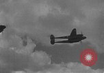 Standbild US Army Air Forces P-38 Flugzeuge auf die Bombardierung Mission Sizilien Italien, 1943, aus Sekunde 22 historischem Filmmaterial Videoclip 65675069415