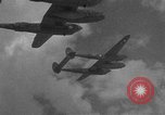 Standbild US Army Air Forces P-38 Flugzeuge auf die Bombardierung Mission Sizilien Italien, 1943, aus Sekunde 23 historischem Filmmaterial Videoclip 65675069415
