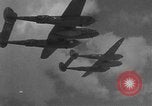 Standbild US Army Air Forces P-38 Flugzeuge auf die Bombardierung Mission Sizilien Italien, 1943, aus Sekunde 24 historischem Filmmaterial Videoclip 65675069415