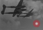 Standbild US Army Air Forces P-38 Flugzeuge auf die Bombardierung Mission Sizilien Italien, 1943, aus Sekunde 25 historischem Filmmaterial Videoclip 65675069415