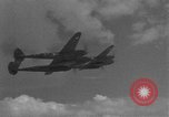 Standbild US Army Air Forces P-38 Flugzeuge auf die Bombardierung Mission Sizilien Italien, 1943, aus Sekunde 27 historischem Filmmaterial Videoclip 65675069415