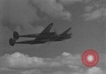 Standbild US Army Air Forces P-38 Flugzeuge auf die Bombardierung Mission Sizilien Italien, 1943, aus Sekunde 28 historischem Filmmaterial Videoclip 65675069415