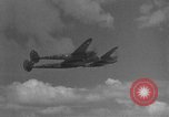 Standbild US Army Air Forces P-38 Flugzeuge auf die Bombardierung Mission Sizilien Italien, 1943, aus Sekunde 29 historischem Filmmaterial Videoclip 65675069415