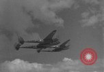 Standbild US Army Air Forces P-38 Flugzeuge auf die Bombardierung Mission Sizilien Italien, 1943, aus Sekunde 30 historischem Filmmaterial Videoclip 65675069415