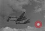 Standbild US Army Air Forces P-38 Flugzeuge auf die Bombardierung Mission Sizilien Italien, 1943, aus Sekunde 31 historischem Filmmaterial Videoclip 65675069415