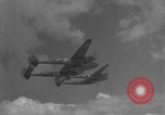 Standbild US Army Air Forces P-38 Flugzeuge auf die Bombardierung Mission Sizilien Italien, 1943, aus Sekunde 32 historischem Filmmaterial Videoclip 65675069415