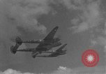 Standbild US Army Air Forces P-38 Flugzeuge auf die Bombardierung Mission Sizilien Italien, 1943, aus Sekunde 33 historischem Filmmaterial Videoclip 65675069415