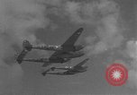 Standbild US Army Air Forces P-38 Flugzeuge auf die Bombardierung Mission Sizilien Italien, 1943, aus Sekunde 35 historischem Filmmaterial Videoclip 65675069415