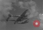 Standbild US Army Air Forces P-38 Flugzeuge auf die Bombardierung Mission Sizilien Italien, 1943, aus Sekunde 36 historischem Filmmaterial Videoclip 65675069415