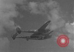 Standbild US Army Air Forces P-38 Flugzeuge auf die Bombardierung Mission Sizilien Italien, 1943, aus Sekunde 37 historischem Filmmaterial Videoclip 65675069415