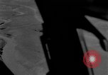 Standbild US Army Air Forces P-38 Flugzeuge auf die Bombardierung Mission Sizilien Italien, 1943, aus Sekunde 53 historischem Filmmaterial Videoclip 65675069415