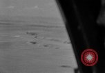Standbild US Army Air Forces P-38 Flugzeuge auf die Bombardierung Mission Sizilien Italien, 1943, aus Sekunde 62 historischem Filmmaterial Videoclip 65675069415