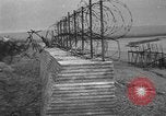 Image d'obstacles sur les plages Royaume-Uni, 1942, de la seconde 17 séquences d'archives historiques vidéo 65675069424