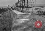 Image d'obstacles sur les plages Royaume-Uni, 1942, de la seconde 18 séquences d'archives historiques vidéo 65675069424
