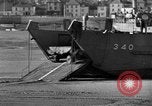 Image d'obstacles sur les plages Royaume-Uni, 1942, de la seconde 24 séquences d'archives historiques vidéo 65675069424