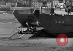 Image d'obstacles sur les plages Royaume-Uni, 1942, de la seconde 26 séquences d'archives historiques vidéo 65675069424