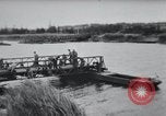 Standbild Bailey Brückenbau Frankreich, 1944, aus Sekunde 10 historischem Filmmaterial Videoclip 65675069434