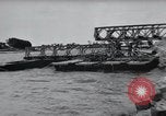 Standbild Bailey Brückenbau Frankreich, 1944, aus Sekunde 35 historischem Filmmaterial Videoclip 65675069434