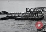 Standbild Bailey Brückenbau Frankreich, 1944, aus Sekunde 37 historischem Filmmaterial Videoclip 65675069434