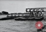 Standbild Bailey Brückenbau Frankreich, 1944, aus Sekunde 39 historischem Filmmaterial Videoclip 65675069434