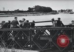 Standbild Bailey Brückenbau Frankreich, 1944, aus Sekunde 62 historischem Filmmaterial Videoclip 65675069434