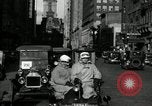 Immagine di Auto d'epoca drive in Philadelphia Philadelphia Pennsylvania USA, 1935, secondo 42 filmato di repertorio 65675069443