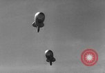 Standbild barrage Ballon United States USA, 1943, aus Sekunde 11 historischem Filmmaterial Videoclip 65675069451