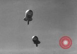 Standbild barrage Ballon United States USA, 1943, aus Sekunde 12 historischem Filmmaterial Videoclip 65675069451