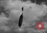 Standbild barrage Ballon United States USA, 1943, aus Sekunde 16 historischem Filmmaterial Videoclip 65675069451