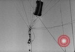 Standbild barrage Ballon United States USA, 1943, aus Sekunde 27 historischem Filmmaterial Videoclip 65675069451