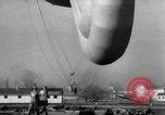 Standbild barrage Ballon United States USA, 1943, aus Sekunde 34 historischem Filmmaterial Videoclip 65675069451