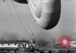 Standbild barrage Ballon United States USA, 1943, aus Sekunde 45 historischem Filmmaterial Videoclip 65675069451