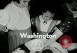 Immagine di Baby gorilla Anacortes Washington USA, 1951, secondo 3 filmato di repertorio 65675069469