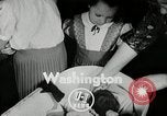 Immagine di Baby gorilla Anacortes Washington USA, 1951, secondo 4 filmato di repertorio 65675069469